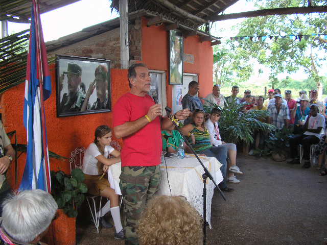 René González participó en un encuentro con campesinos de la cooperativa 17 de Mayo, en la localidad de Velazco, Holguín. Foto: Del autor