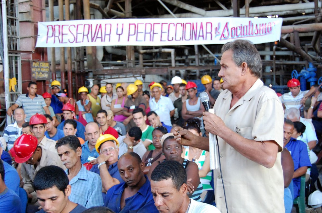 Cada trabajador tiene la posibilidad de emitir sus opiniones sobre el Anteproyecto de Documento Base del XX Congreso de la CTC. Foto: Modesto Gutiérrez, AIN.