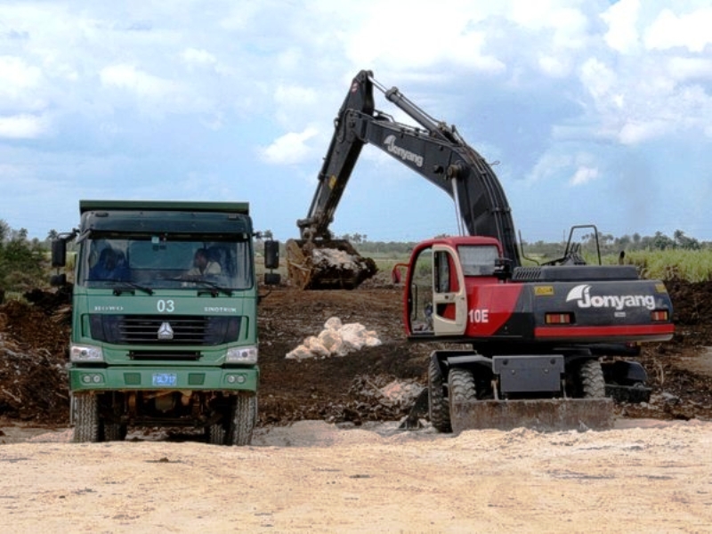 La empresa cienfueguera ejecuta complejas obras constructivas. Foto: Juan Carlos Dorado.