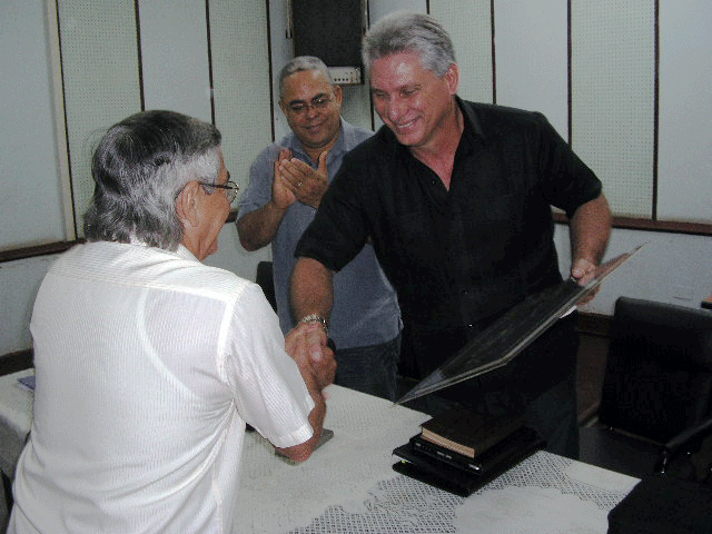 El presidente de la UPEC en la provincia, Félix Hernández, le entregó un diploma a Díaz-Canel en nombre de los periodistas holguineros. Foto: Del autor