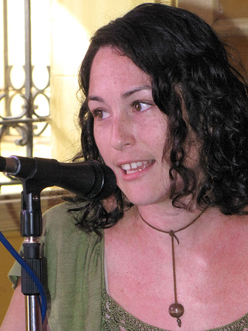 Dunieska Castañeda Vega explica el rediseño del Portal de la Cultura Cubana. Fotos: Gabriela López Dueñas.