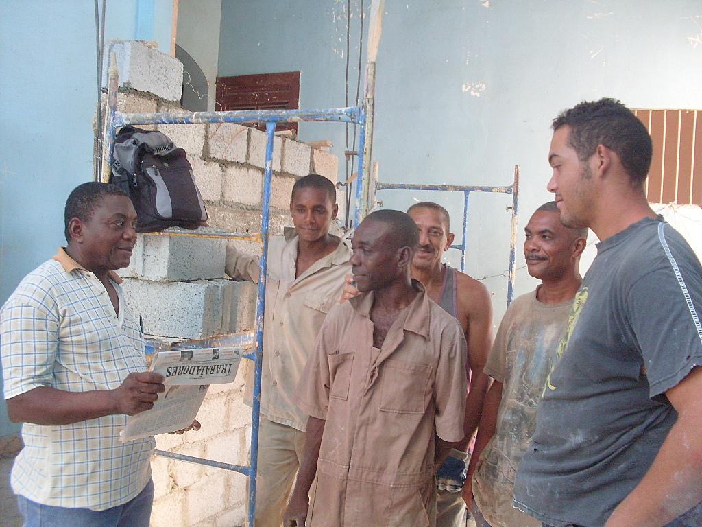 Ricardo Veranes Carrión, líder de la primera cooperativa santiaguera de la construcción, multiplica su estirpe de Héroe del Trabajo entre sus socios. Foto de la autora