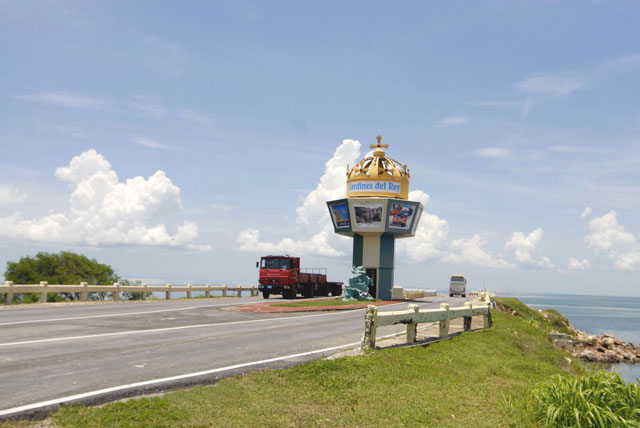 El pedraplén devino la primera y gran “puerta” abierta al desarrollo turístico en la cayería norte de Ciego de Ávila. Foto: Roberto Carlos Medina.