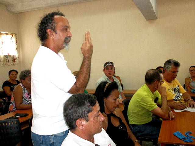 Conocimos la resolución 2 sobre el pago al personal artístico, cuando estaba aprobada y aplicada, sabemos que esta sufrirá modificaciones, pero tampoco se sometió a consulta con los trabajadores”, opinó Luis Gutiérrez. Foto: José Luis Martínez Alejo.