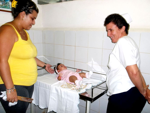 El afecto recíproco aflora en las consultas durante la visita de la ‘’seño’’ Laritza. Foto: Del autor