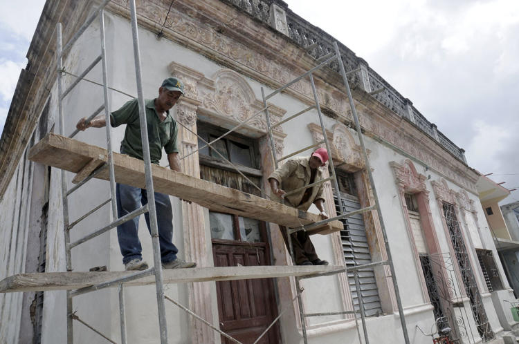 En Bayamo existen más de treinta viviendas de alto valor patrimonial, nueve de ellas fueron reparadas en una primera fase de un plan que incluye a las restantes y deberá concluir en los meses venideros. Foto: René Pérez Massola.