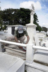 Más de 300 objetos de obras fueron concluidos en la Necrópolis de Bayamo, entre ellas la reparación del monumento al General Elpidio Estrada, así como numerosas esculturas de mármol, bóvedas y capillas.Foto: René Pérez Massola.