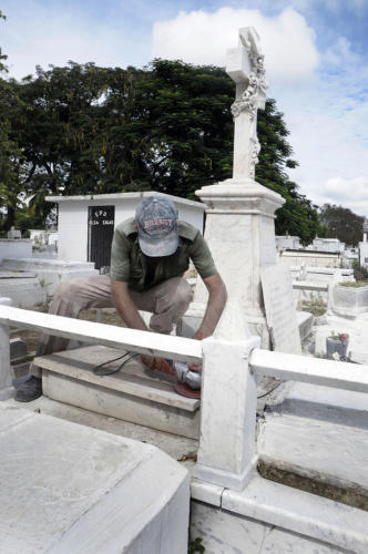 Más de 300 objetos de obras fueron concluidos en la Necrópolis de Bayamo, entre ellas la reparación del monumento al General Elpidio Estrada, así como numerosas esculturas de mármol, bóvedas y capillas.Foto: René Pérez Massola.