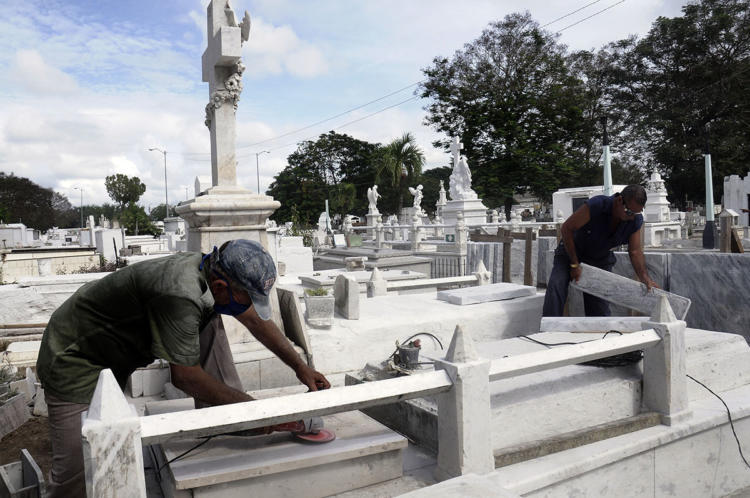 Más de 300 objetos de obras fueron concluidos en la Necrópolis de Bayamo, entre ellas la reparación del monumento al General Elpidio Estrada, así como numerosas esculturas de mármol, bóvedas y capillas.Foto: René Pérez Massola.