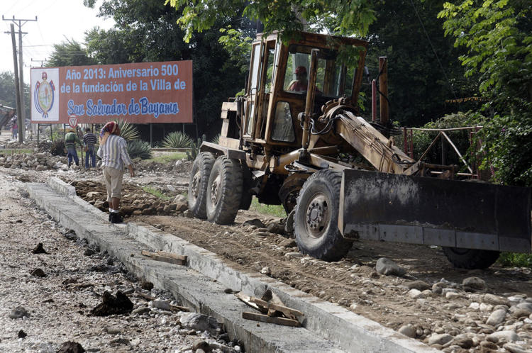 En unas semanas el acceso a Bayamo, desde Las Tunas, mostrará un separador central y una rotonda con un coche, símbolo contemporáneo de la ciudad.Foto: René Pérez Massola.