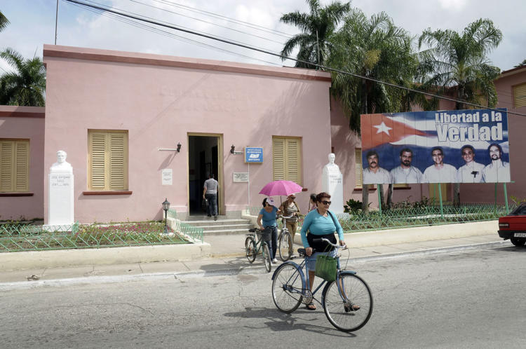 Los trabajadores de las escuelas y hospitales del territorio se incorporaron a las labores reconstructivas. En la imagen, la primaria José Antonio Saco.Foto: René Pérez Massola.