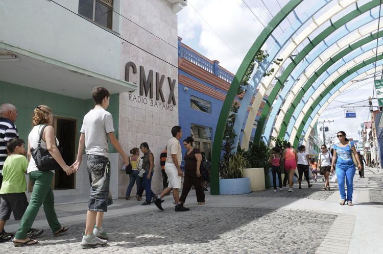El Paseo General García, boulevard que distingue a la ciudad, cumple 15 años y lo ha festejado preservando su lucimiento e intentando crecer en un nuevo tramo especialmente dedicado a los niños y jóvenes. Foto: René Pérez Massola.
