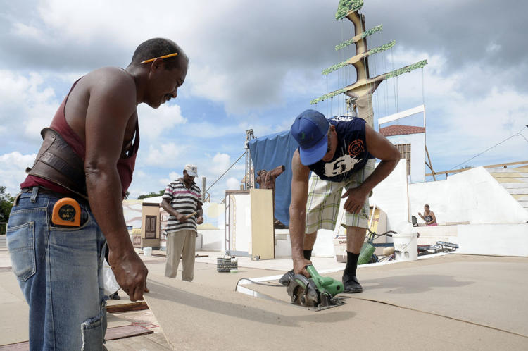 En la Plaza de Fiestas se ultiman los detalles para la gala Crisol de 500 soles, que tendrá lugar este lunes 4 de noviembre a las 10 de la noche y concluirá pasadas las 12. La dirección artística ha estado a cargo de Fernando Muñoz Foto: René Pérez Massola.