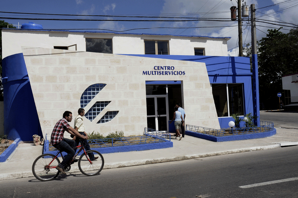 En el Centro Multiservicios El Triángulo, de Etecsa, existen cuatro nuevas “posiciones” para navegar por internet. Con ellas Bayamo llega a 18, y Granma a 27, accesibles desde nueve salas de navegación, ubicadas en siete municipios. Desde el pasado 4 de julio, cuando abrió el servicio, contabilizaban más de 20 mil visitas. Foto: René Pérez Massola