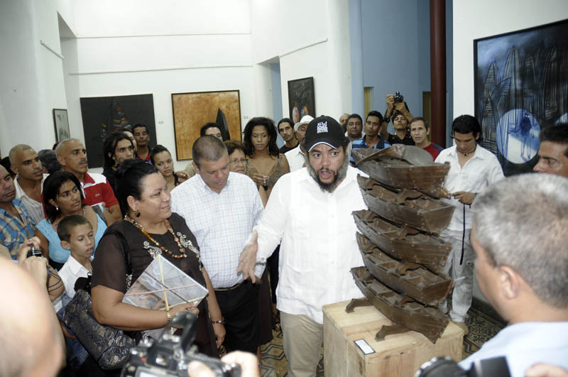 El artista de la plática Alexis Leyva (Kcho) inauguró la exposición Anclado en un sueño. Permanecerá abierta al público durante todo el mes de noviembre en la Casa de la Cultura de Bayamo, edificio restaurado a propósito de los 500 años de la fundación de la villa de San Salvador del Bayamo. En la foto la escultura que Kcho regaló a la ciudad.