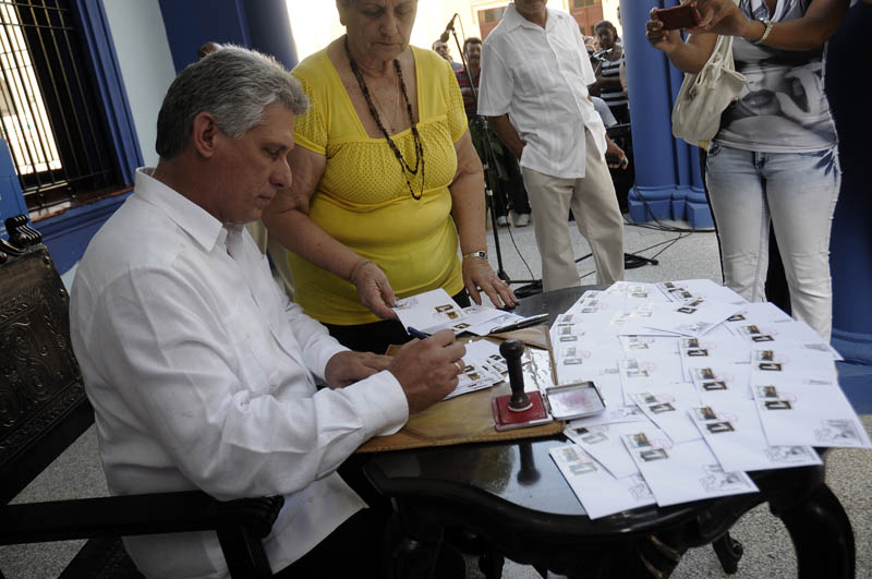Miguel Díaz-Canel participó en la cancelación de los sellos conmemorativos por el 500 aniversario de la fundación de la villa de San Salvador del Bayamo.