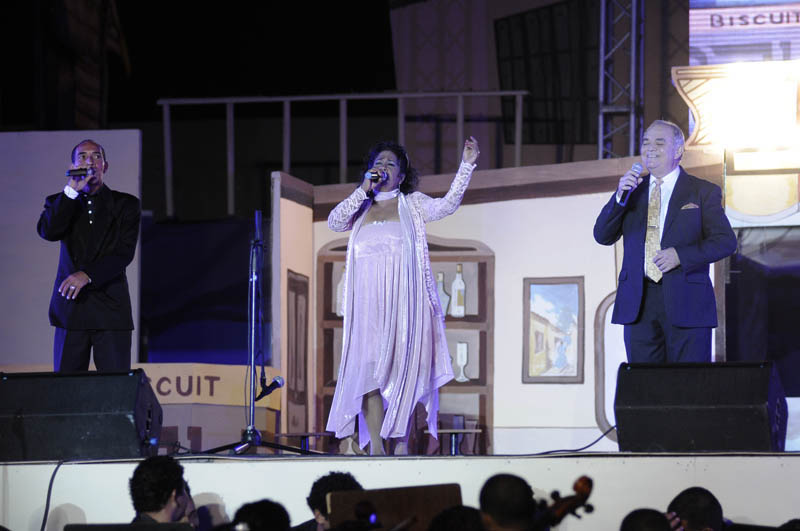 La gala Crisol de 500 soles tuvo lugar en la Plaza de Fiestas de Bayamo. El guion y las direcciones artística y general estuvieron a cargo de Fernando Muñoz. En la imagen, Rubén Álvarez, Mayda Castañeda y Mundito González.