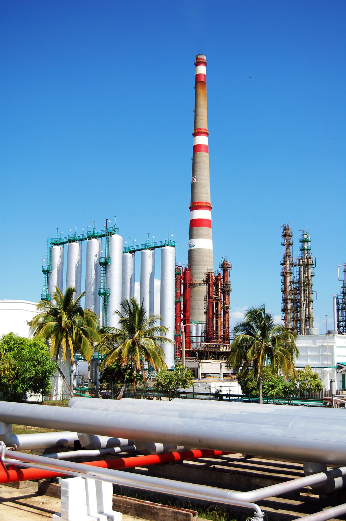La planta refinado de la provincia de Cienfuegos es el primer proyecto de la Alianza Bolivariana para los Pueblos de Nuestra América (ALBA) materializado en Cuba. Foto: Del autor