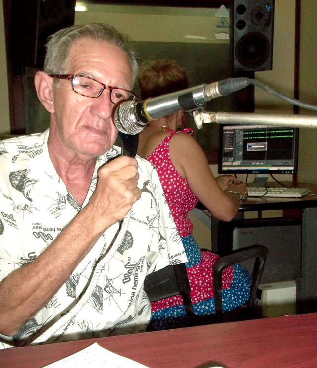 Nada inhibe a Reverol, junto a la realizadora de sonido Odalis Taboada, durante la grabación de 11 variedades, uno de los programas de mayor audiencia de la radio cubana.