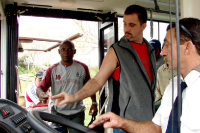 Algo más que pagar el pasaje