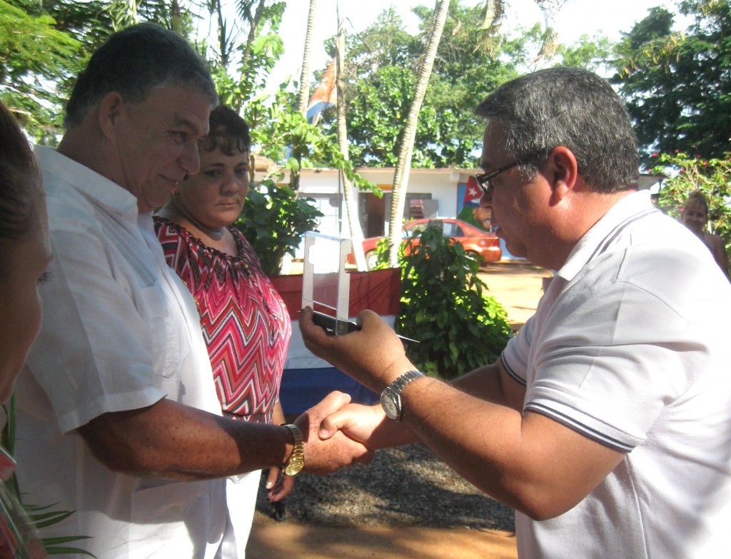 Ulises Guilarte entregó el sello 70 aniversario de la CTC al colectivo de la UBPC Felipe Herrera, de Alquízar. Foto: De la autora