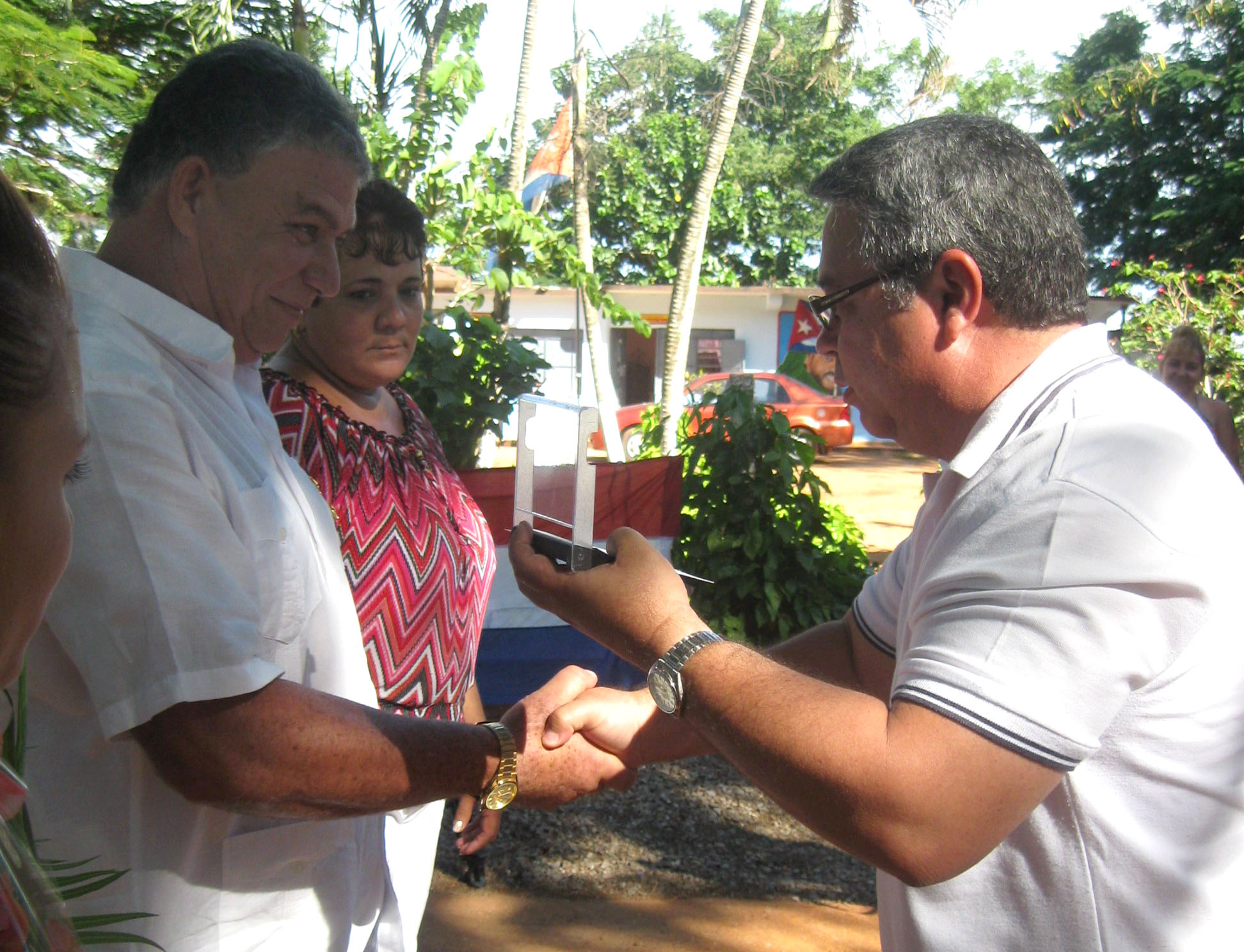 Ulises Guilarte entregó el sello 70 aniversario de la CTC al colectivo de la UBPC Felipe Herrera, de Alquízar. Foto: De la autora