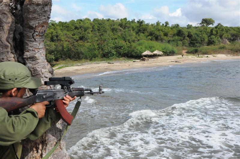 En Trinidad se efectúa un ejercicio para evitar infiltraciones enemigas al territorio nacional.