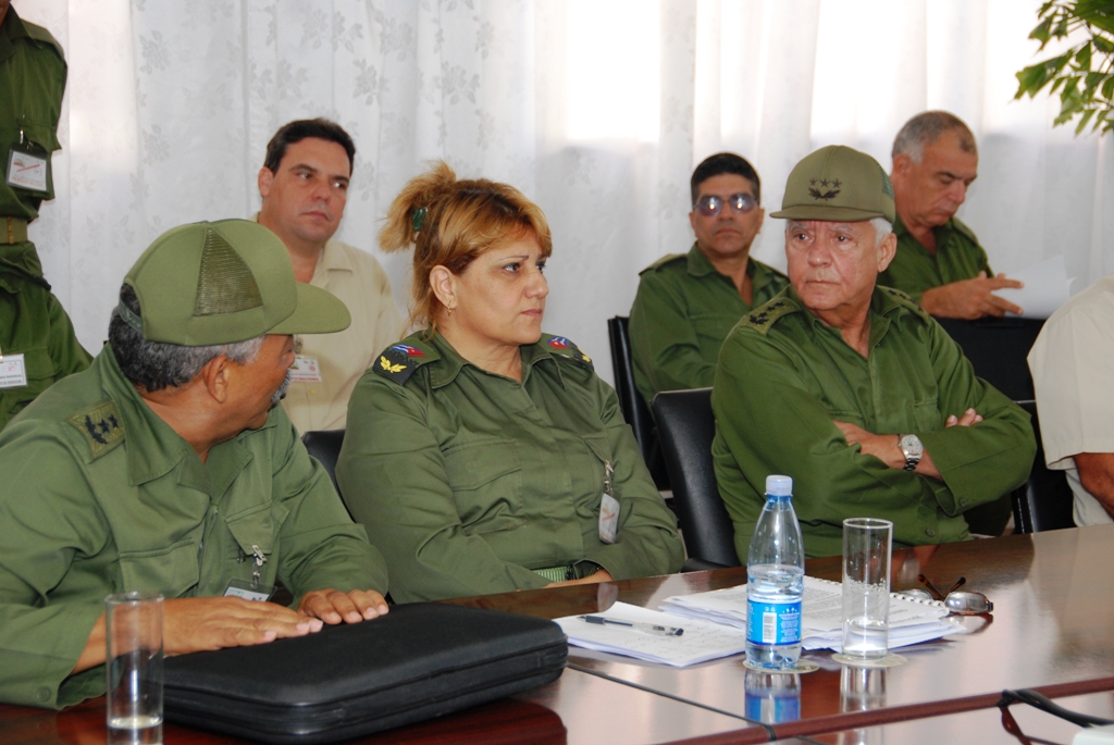 El General de Cuerpo de Ejército Joaquín Quintas Sola (a la derecha), Lidia Esther Brunet, y el general de división Raúl Rodríguez Lobaina durante el análisis de la marcha del Bastión 2013 en la provincia de Cienfuegos. Foto: Modesto Gutiérrez. AIN.