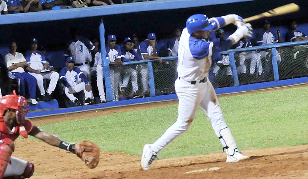 Yulieski Gourriel, en su primer turno al bate en el estadio Latinoamericano. Foto: Juan Moreno