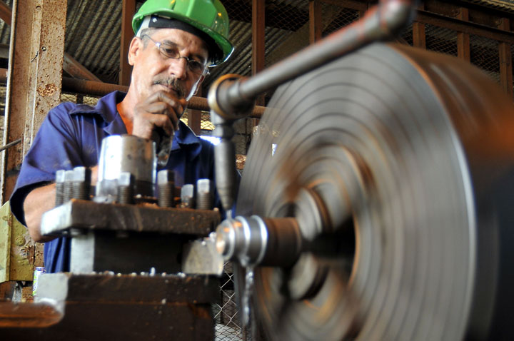 Conrado Méndez desde el torno elabora y adapta piezas de la maquinaria. | foto: José R. Rodríguez Robleda