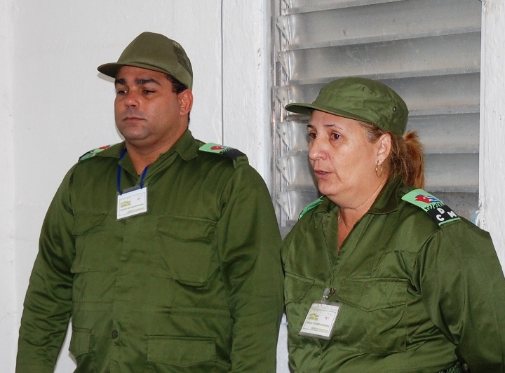 La Jefa del Consejo de Defensa en el municipio de Cienfuegos chequea la marcha del Ejercicio en una Zona. Foto: Modesto Gutiérrez, AIN.