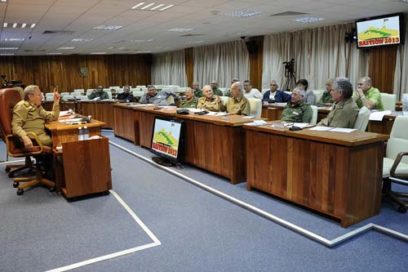 Recorrió Raúl órganos de trabajo del Consejo de Defensa Nacional