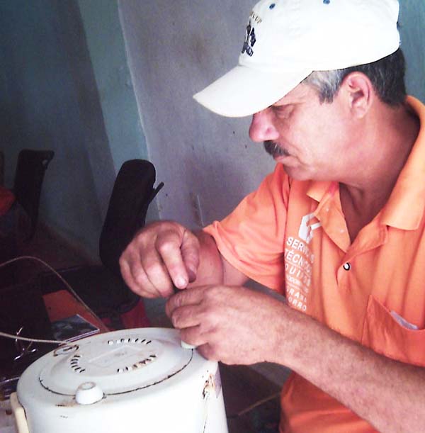 El mecánico Ernesto Rodríguez Sánchez siente los déficits de piezas que obstaculizan un mejor servicio. Foto: Jorge Pérez El mecánico Ernesto Rodríguez Sánchez siente los déficits de piezas que obstaculizan un mejor servicio. Foto: Jorge Pérez
