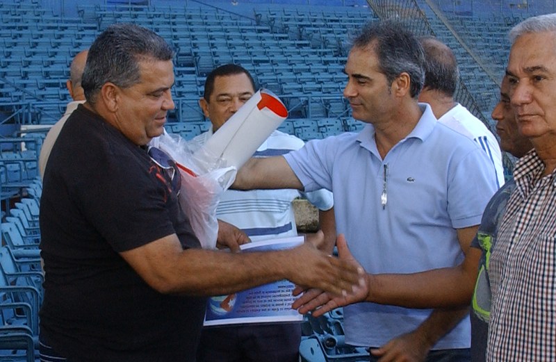 El ganador de esta edición Jesús González Barriga, recibe su premio de manos del director del periódico, Alberto Núñez. | fotos: César Augusto Rodríguez Rodríguez