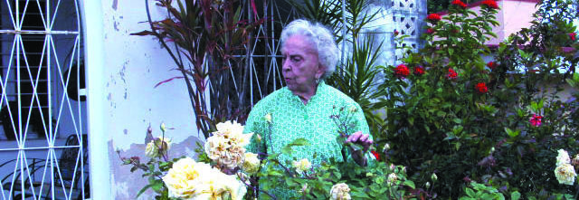 En su jardín, hace algunos años. Foto: José Raúl Rodríguez Robleda