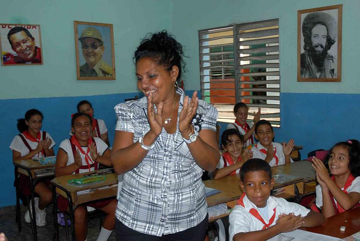 Los alumnos de Elena también festejaron la elección de su maestra como delegada al XX Congreso. Foto: Miguel Rubiera Jústiz (AIN)