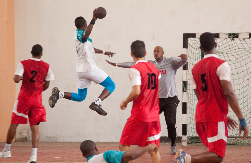 Noelvis Roble (con la bola) fue escogido como el jugador más valioso de esta final.Foto: María de Jesús Chávez