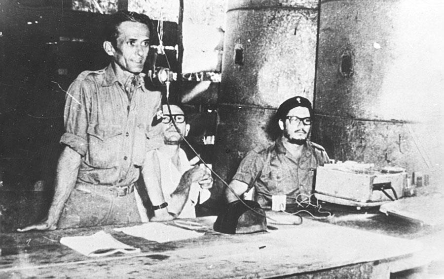 En la presidencia del congreso, de izquierda a derecha: Ñico Torres, Rafael González Mariño y el teniente Elio Cárdenas.