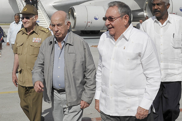 El General de Ejército Raúl Castro Ruz, Presidente de los Consejos de Estado y de Ministros, regresó a nuestro país luego de cumplir un intenso programa de actividades en Sudáfrica. Foto: Estudios Revolución