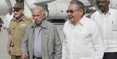 El General de Ejército Raúl Castro Ruz, Presidente de los Consejos de Estado y de Ministros, regresó a nuestro país luego de cumplir un intenso programa de actividades en Sudáfrica. Foto: Estudios Revolución