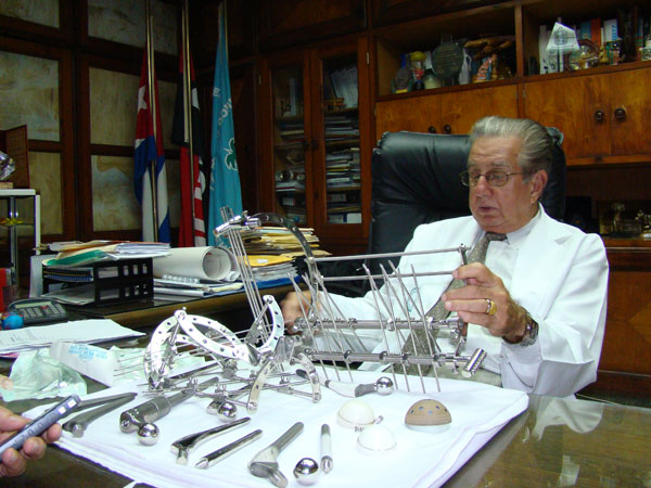 Doctor Rodrigo Álvarez Cambras, director del Complejo Científico Ortopédico Frank País. Foto: Ariel Cardoso.