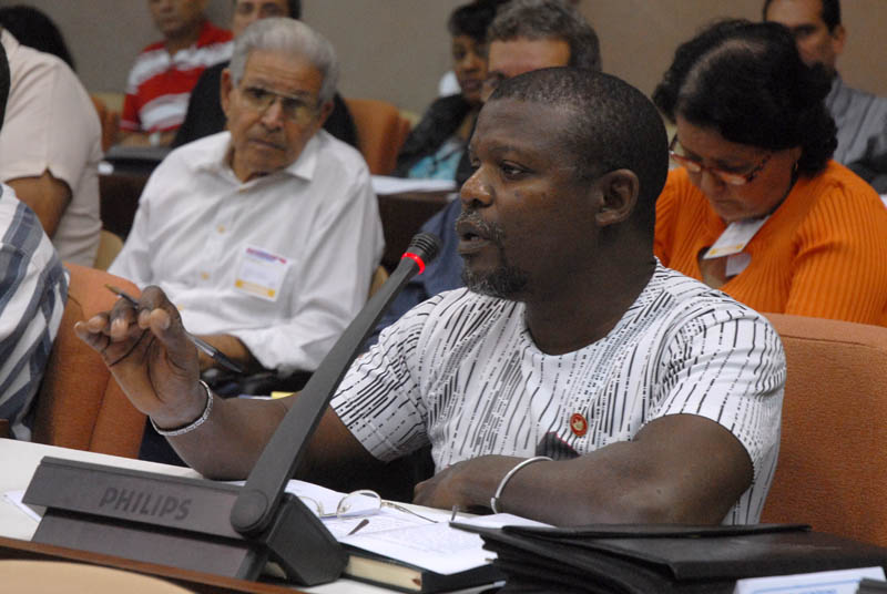 Rafael López Acosta, diputado por el municipio capitalino de Playa, dijo que con mayor promoción y conocimiento de sus detalles entre la población mejorará la implementación del programa de otorgamiento de subsidios y créditos bancarios para reparación y mantenimiento de la vivienda. Foto: Agustín Borrego.