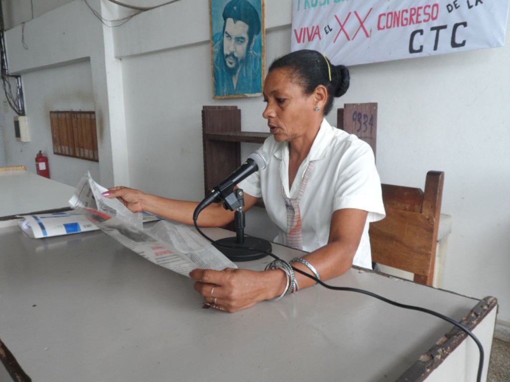 La dirección ha preparado incluso a los trabajadores que no están relacionados con la cadena productiva, para desempeñar cualquier actividad, exceptuando el torcido del tabaco, afirmó Gladysvel Santiesteban Pozo, lectora de tabaquería.