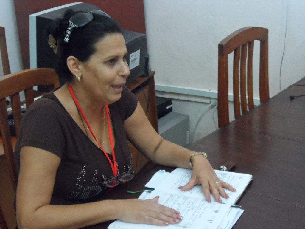 Vivian de la Caridad Méndez, directora del centro, destacó el esfuerzo de todos los trabajadores que se enfrentan a diversos obstáculos en la conservación de los documentos.   Fotos del autor