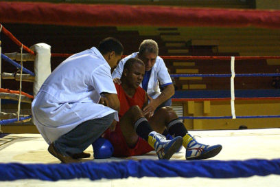 Primer KO en Girón de Boxeo