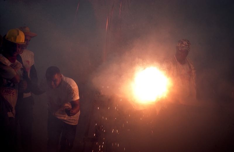 El lanzamiento de los fuegos artificiales es uno de los momentos más esperado de als parrandas. Foto: Carlos Ernesto Escalona Martí