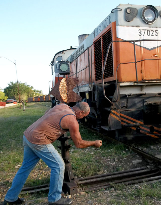 Dispuestos a hacer otra zafra eficiente en las transportaciones, los trabajadores mueven las locomotoras ya reparadas. Foto del autor