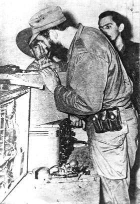Fidel en la emisora Radio Rebelde, en Palma Soriano, en la mañana del 1 de enero de 1959.