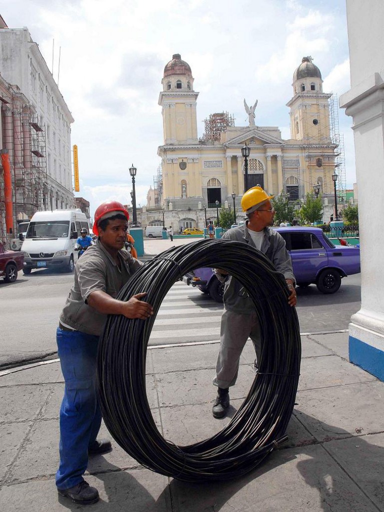 : Rectoradas por la Oficina del Conservador de la Ciudad, las labores de reanimación urbanística involucran a trabajadores de diferentes organismos y empresas del territorio, como la Eléctrica, Etecsa, Servicios Comunales, Cultura, el Grupo Empresarial de la Construcción, entre otras.