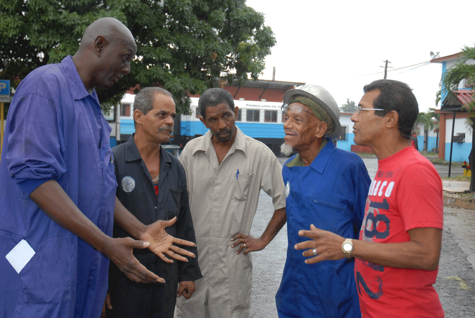 De izquierda a derecha Carlos Manuel Peña Alizon, Arnaldo Barrios, Alberto Hernández, Elio Alberto Bascón y Gilberto Bauzá, obreros del taller de Ciénaga. Foto: Heriberto González